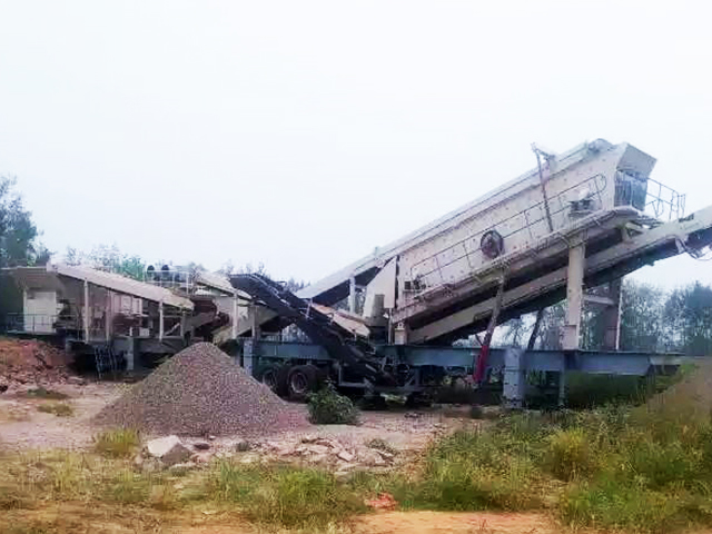 河南南阳移动破碎机应用现场：破碎建筑垃圾